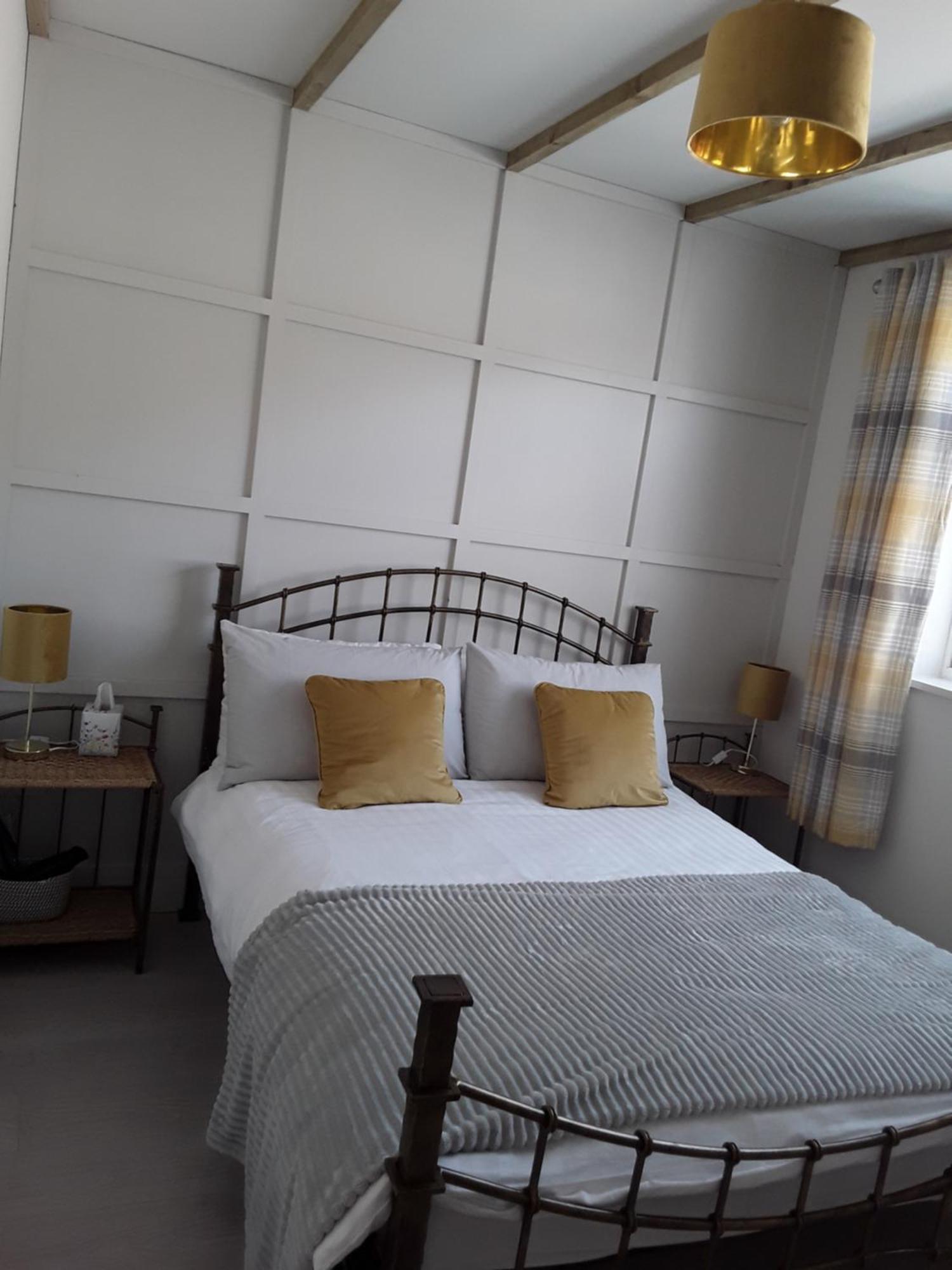The Lodge Guesthouse Brittas Ngoại thất bức ảnh