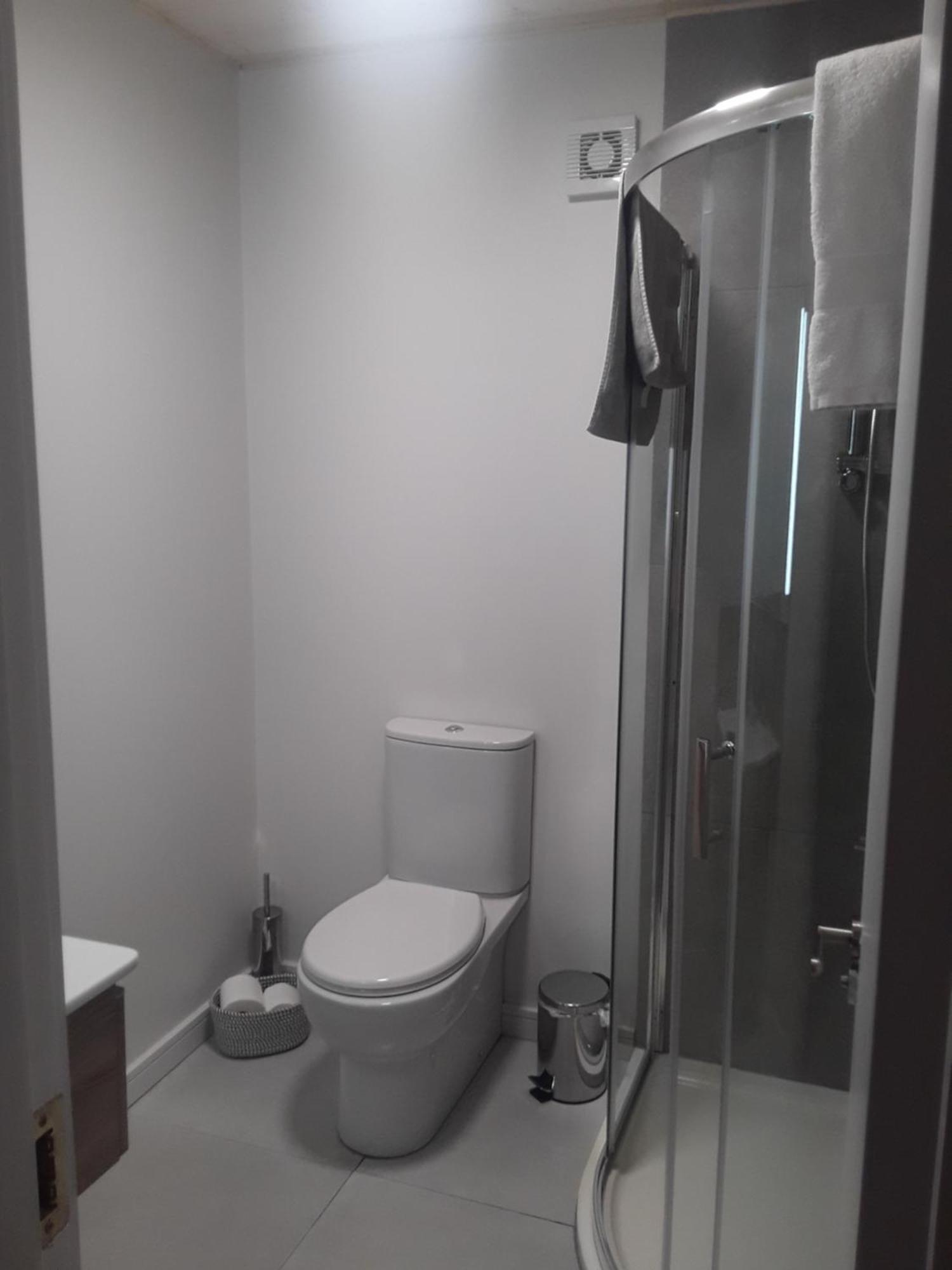 The Lodge Guesthouse Brittas Ngoại thất bức ảnh